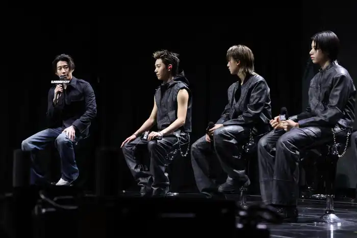 CJay Park (trái) trong buổi ra mắt nhóm nhạc nam LNGSHOT tại MyungHwa Live Hall ở Seoul.