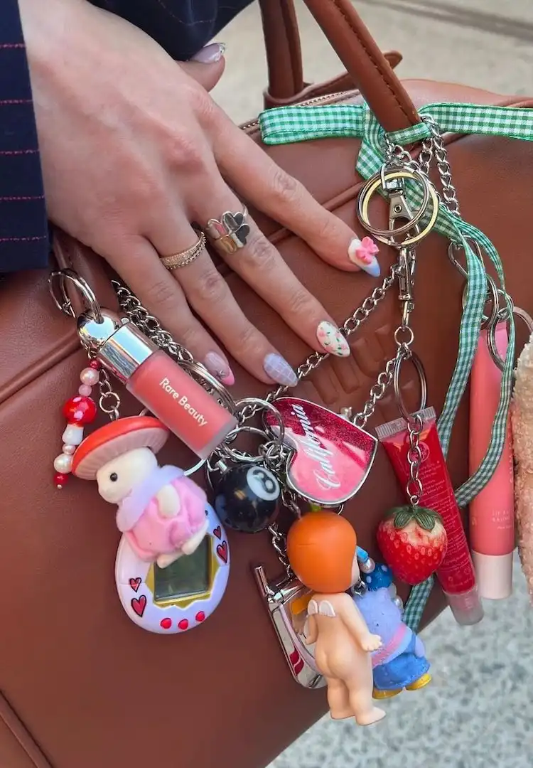 Móc treo túi giờ đây cũng phải là vật dụng hữu ích.